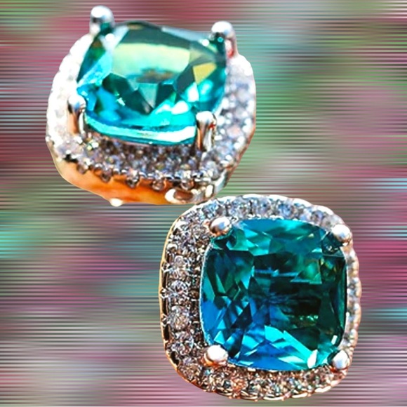 Silver and Green Gemstone
Square Stud Earring - Picture 6 of 16